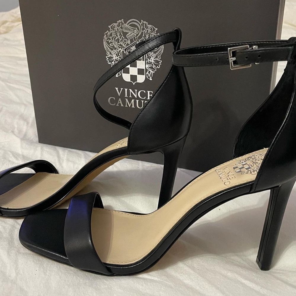 VINCE CAMUTO | Black Lauralie Heels (8.5W)